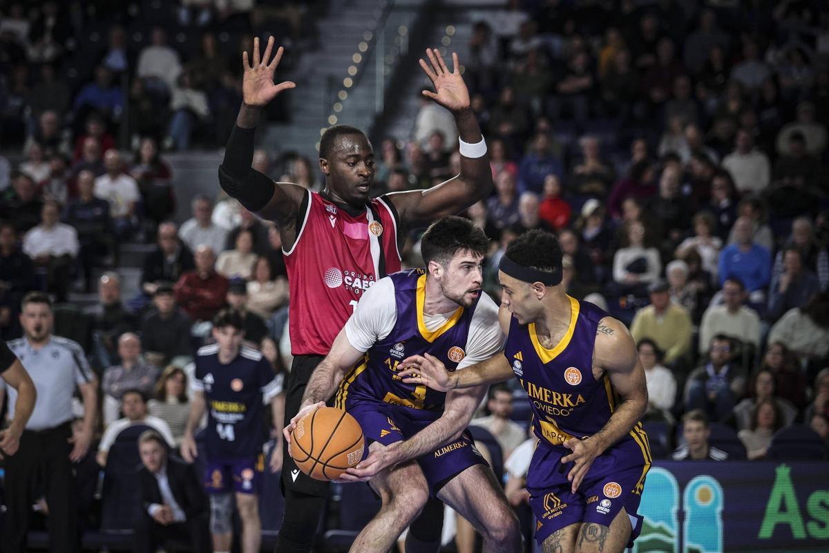 EN IMÁGENES: El Alimerka Oviedo Baloncesto se impone por 92-80 al Caesa Cartagena en el Palacio de los Deportes