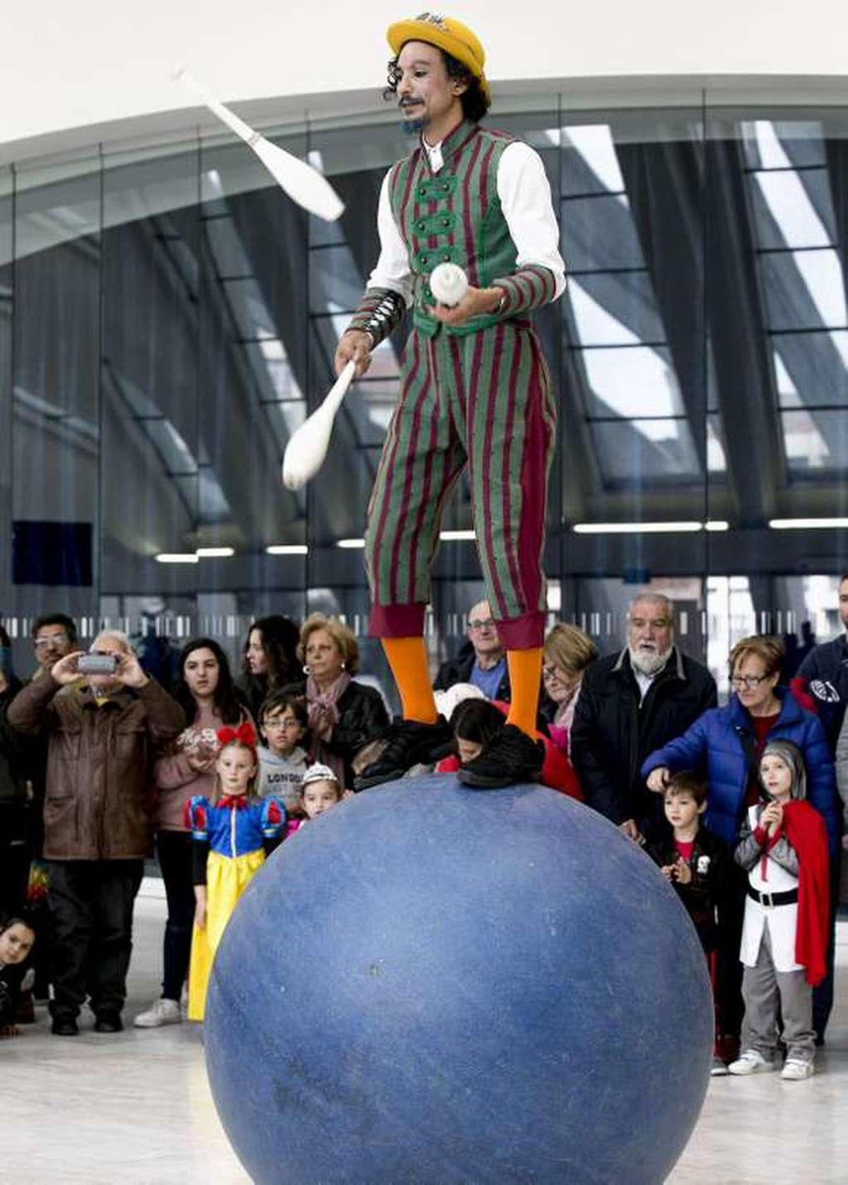 Más de un millar de niños bailan rock and roll en el Calatrava