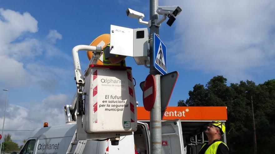 Imatge d&#039;arxiu de dues càmeres de vigilància