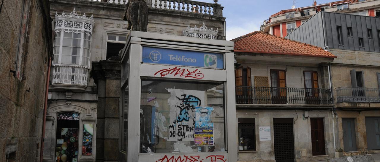 Antigua cabina telefónica en el atrio de la excolegiata de Cangas, junto a la fuente e Santiago.