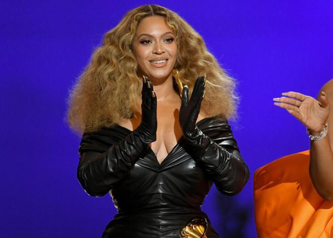 Beyoncé se atreve con la melena con efecto 'frizz' para los Premios Grammy 2021