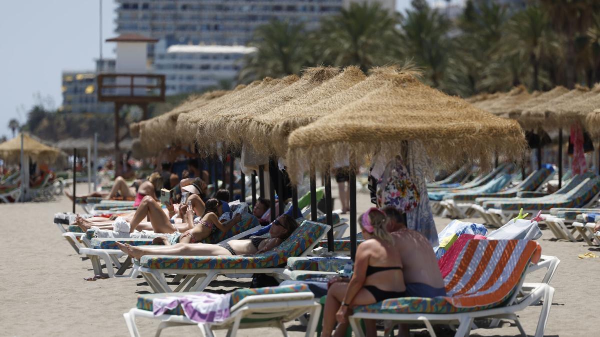 Bañistas en la playa del Bajondillo de Torremolinos esta semana