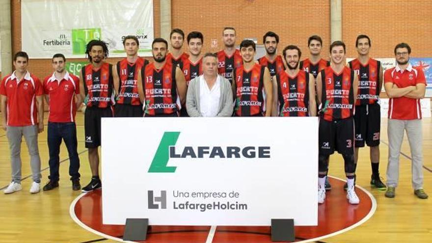 Primer equipo del CB Puerto con un responsable de Lafarge.