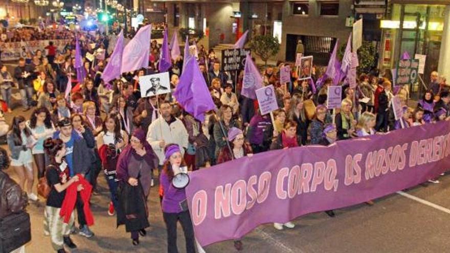 Participantes en la manifestación convocada por la marcha Mundial das Mulleres.  // Marta G. Brea