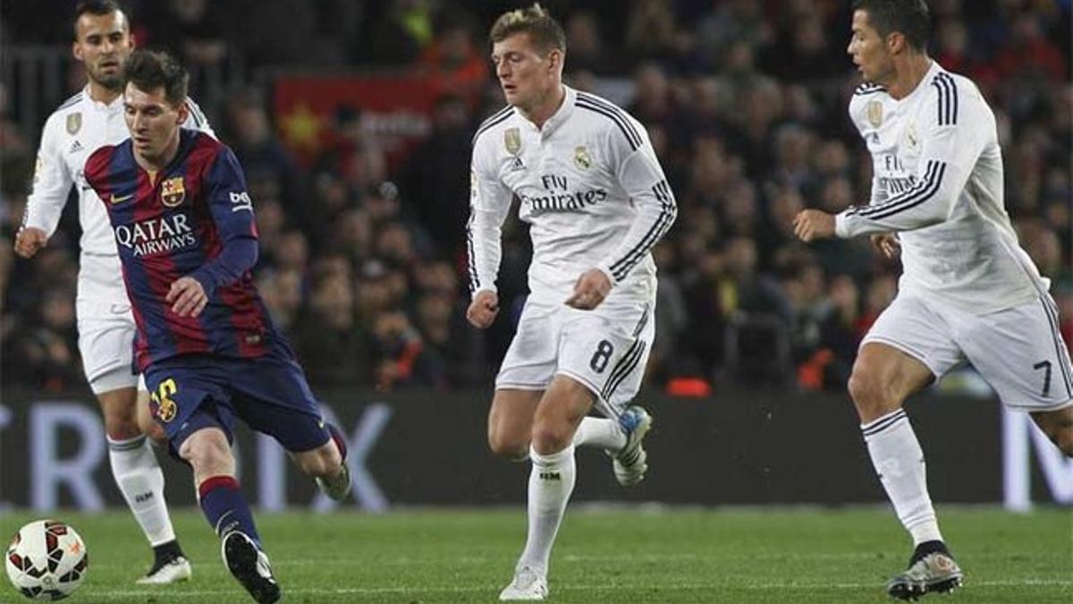 Leo Messi, entre Cristiano Ronaldo y Toni Kroos en el clásico del Camp Nou de la Liga 2014-15