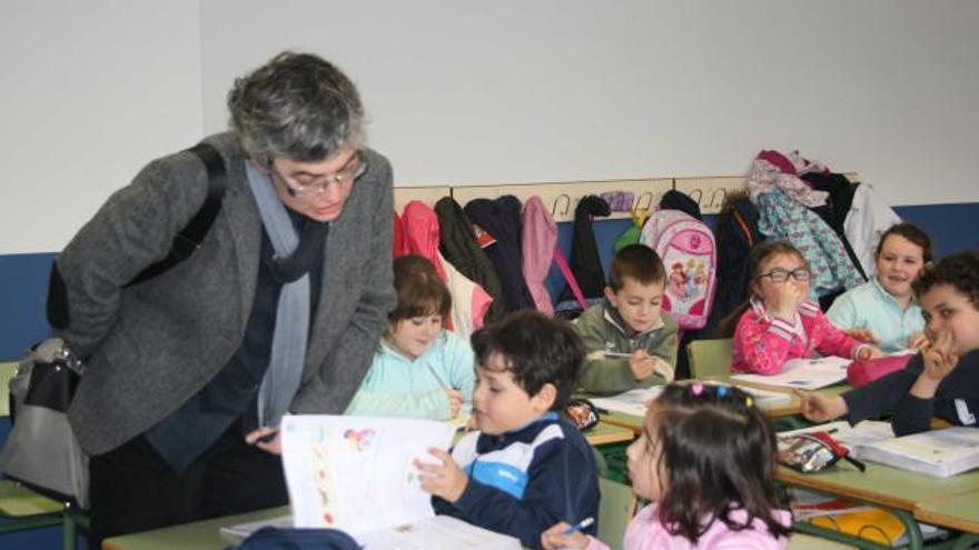 La Consejera, con varios niños del Colegio Ramón de Campoamor.