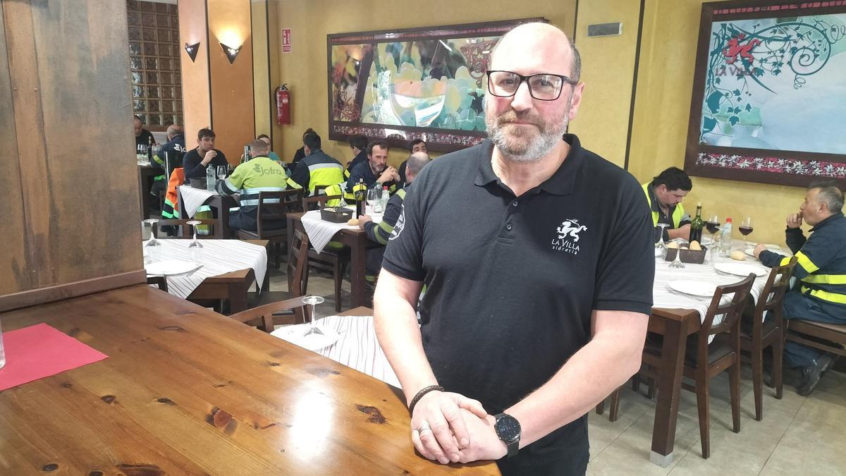 Luis Carlos Fernández en su sidrería, con uno de los comedores casi lleno.