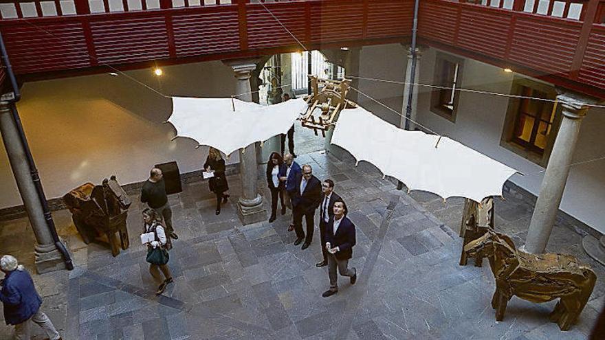 Patio del Palacio Revillagigedo, ayer, con uno de los ingenios voladores ideados por Da Vinci.