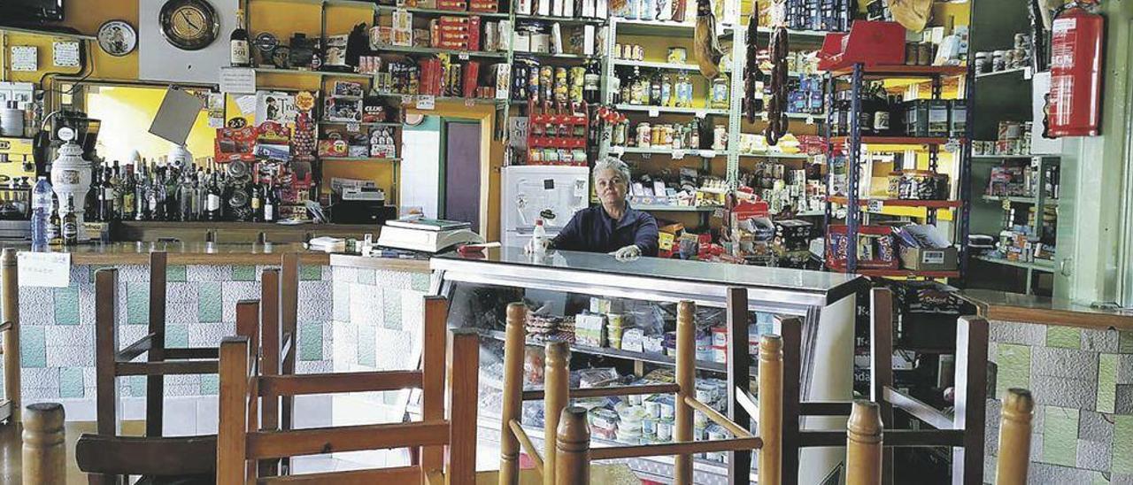 María José Freije, del bar-tienda Castrillón, en Boal.