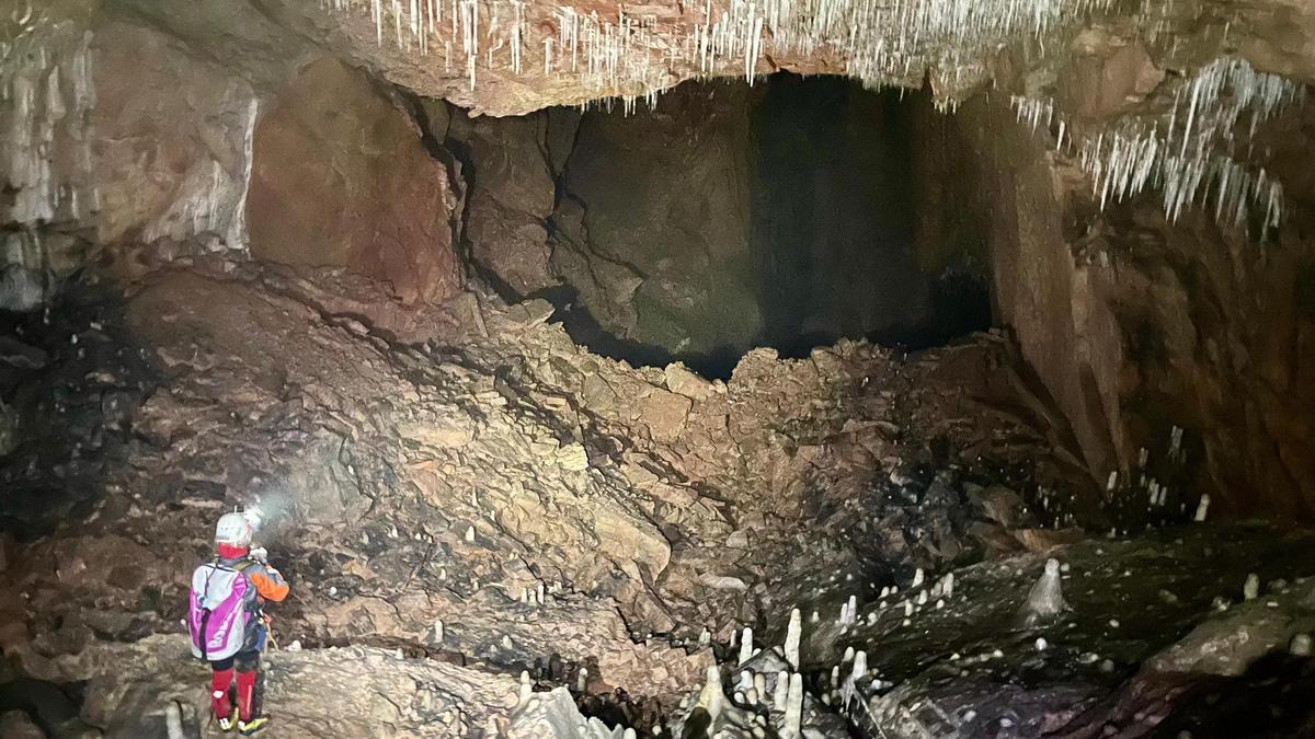 Vista de la enorme sala desconocida hasta la fecha hallada por los dos espeleólogos en la Cueva de Valporquero