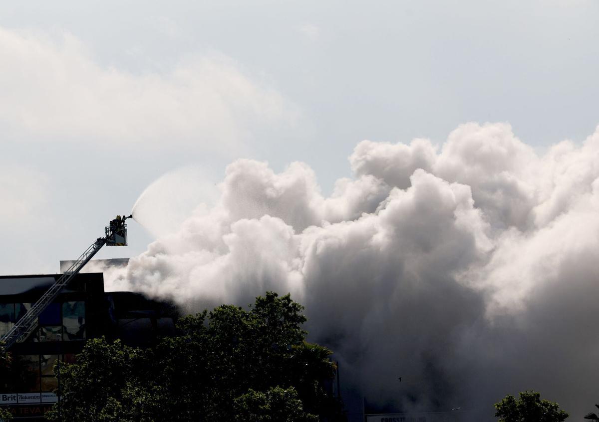 Una imagen tomada el 10 de mayo de 2025 muestra una columna de humo saliendo de un almacén de productos de limpieza para piscinas en la ciudad costera de Vilanova i la Geltrú, al sur de Barcelona. Las autoridades españolas instaron a más de 160.000 personas cerca de Barcelona a permanecer en sus casas el 10 de mayo después de que un incendio en una nave industrial liberara una nube tóxica de cloro sobre una amplia zona.