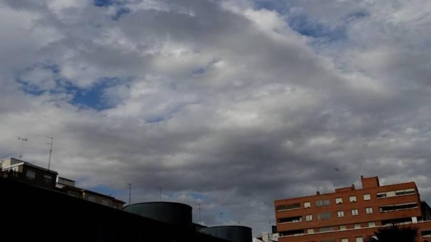 Cielos nubosos y lluvias en el Pirineo e Ibérica en la primera mitad del día