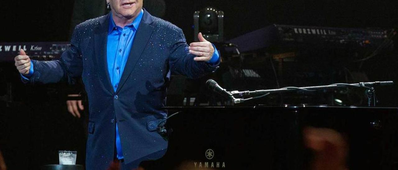 Elton John, durante su actuación en Glasgow.