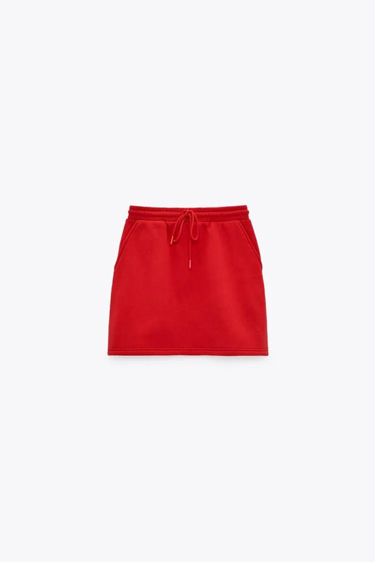 Falda mini roja, de Zara