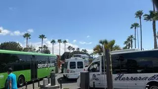 Los operadores turísticos proponen a Aena alternativas al ‘tasazo’ de las guaguas en el aeropuerto Tenerife Sur