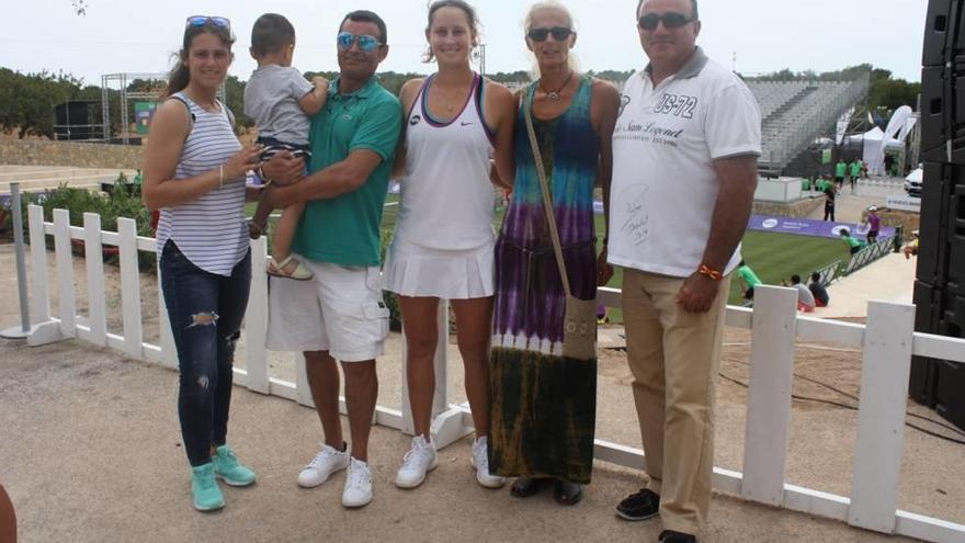 Yvonne Cavallé posa junto a sus familiares tras finalizar su partido de la fase previa.