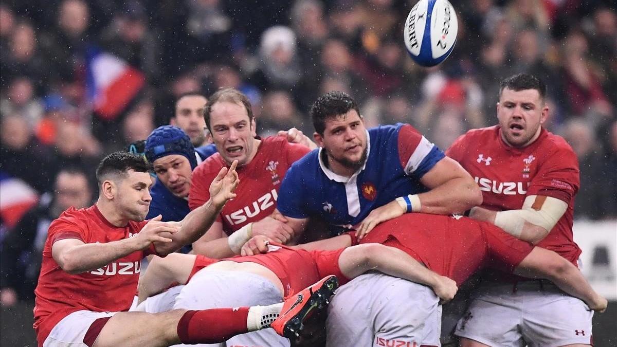 El nacionalizado francés Paul Willemse en medio de una melé durante el Francia-Gales inaugural del Torneo de las Seis Naciones 2019.