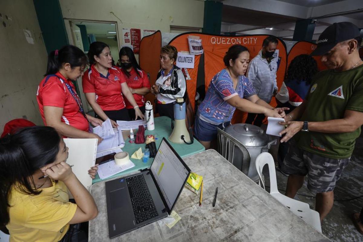 Filipinas evacúa a casi un millón de personas ante la llegada del supertifón Fung-wong.