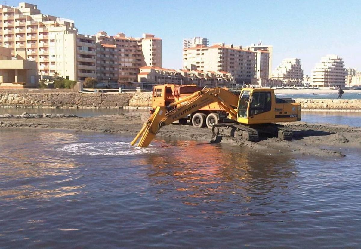 Dragados de playas en el Mar Menor.