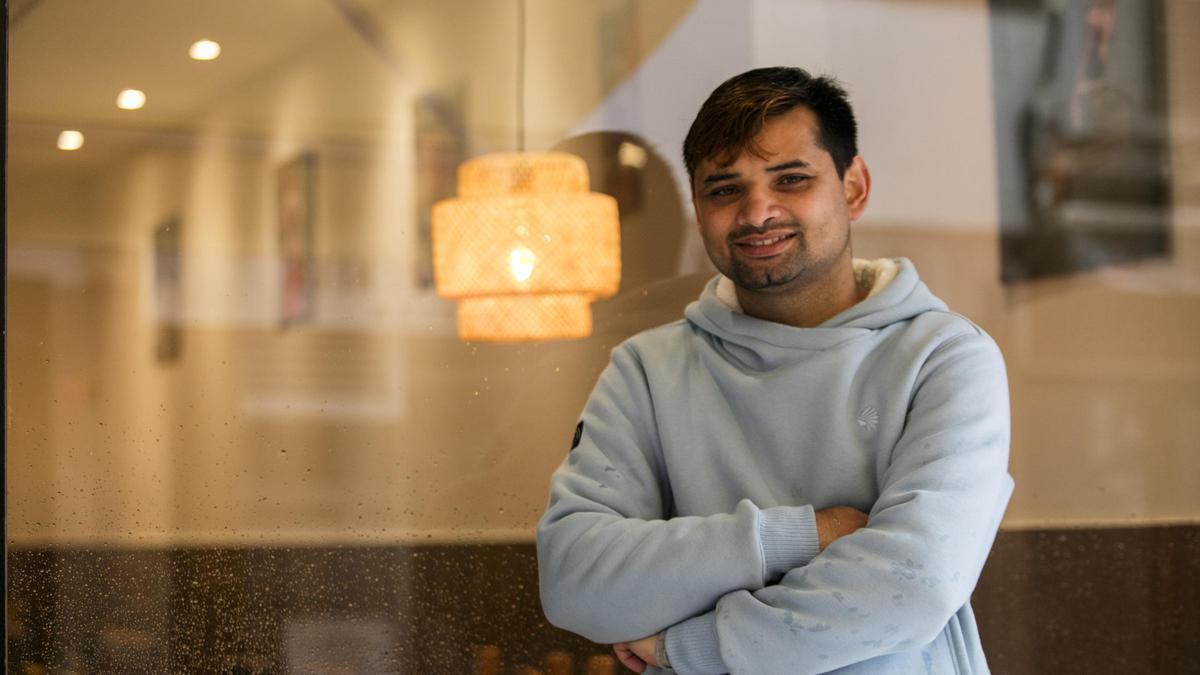 Santosh Subidi, en su restaurante del pasaje Castaví, Namaste Ibiza.