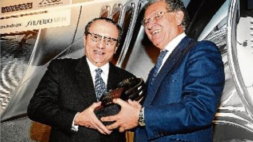 Javier Moll, president d&#039;EPI, lliura el premi a José Manuel Machado, president de Ford Espanya