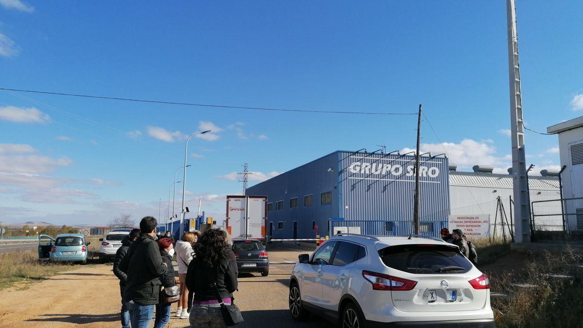 Trabajadores acceden a las instalaciones de la fábrica de Siro en Toro.