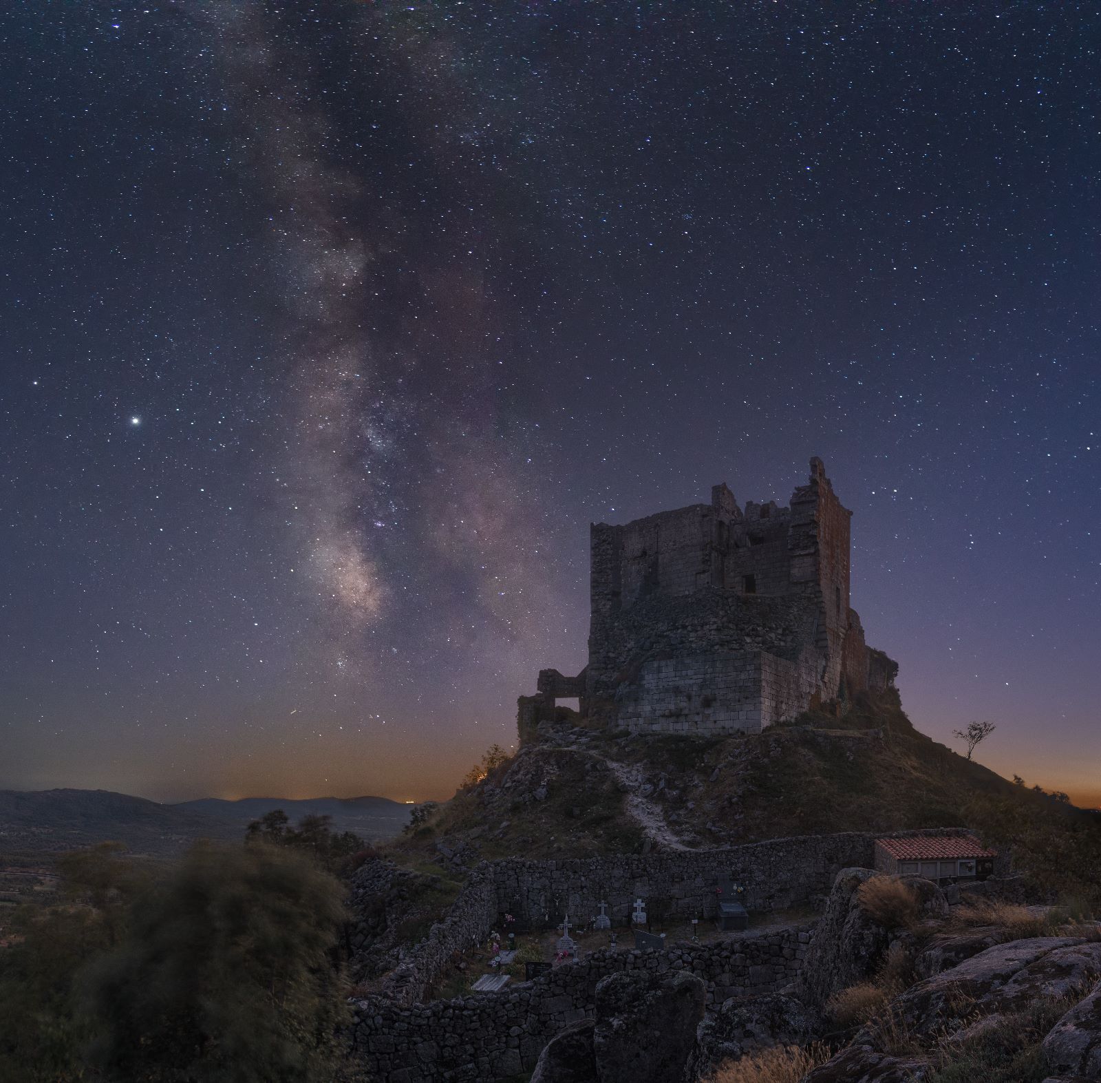 Imponente cielo estrellado y restos del Castillo de Trevejo.