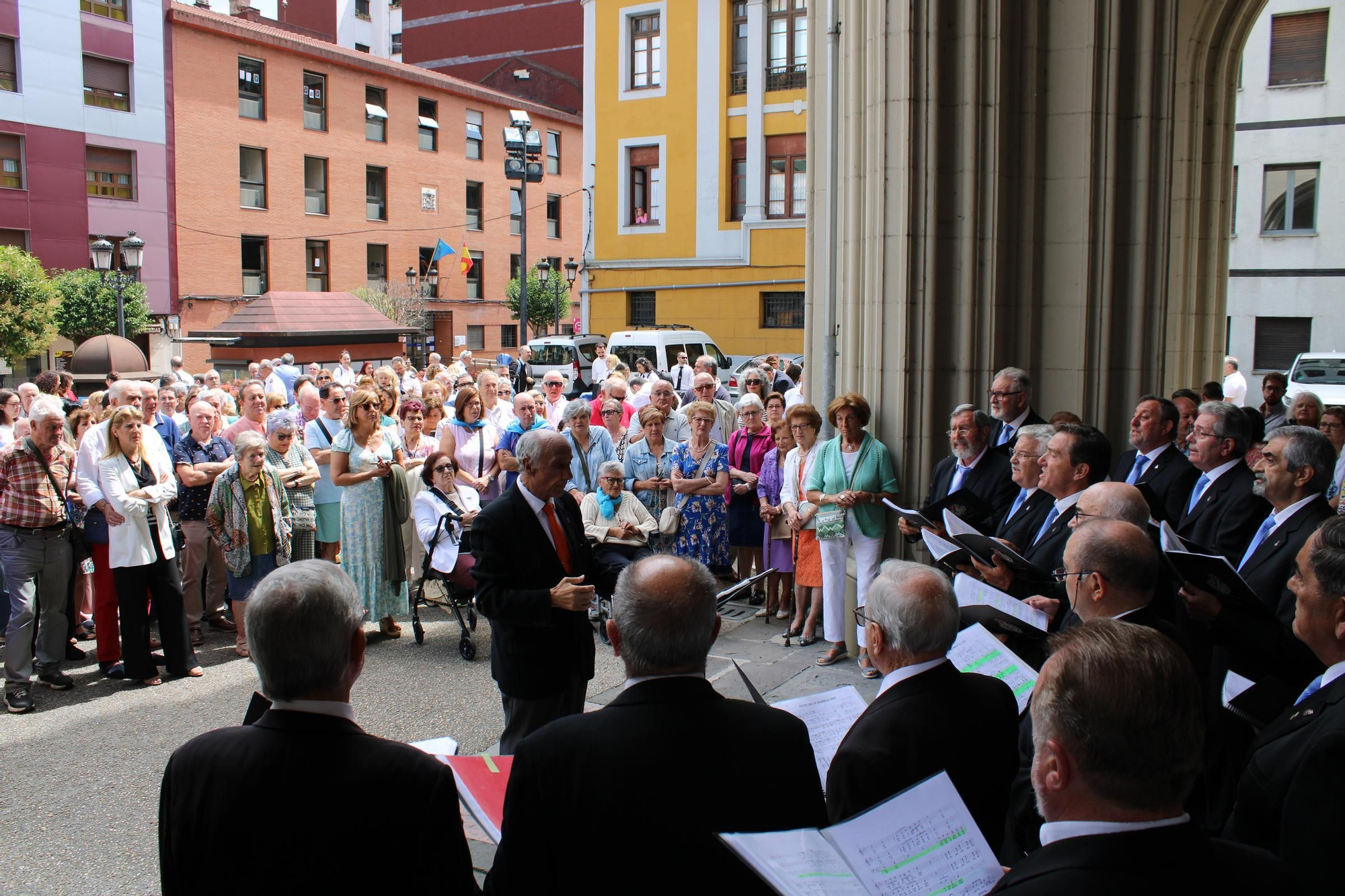 Así es el último día de las fiestas en Sama: del concierto del Coro "Santiaguín" a la jira por los bares, pasando por la música constante