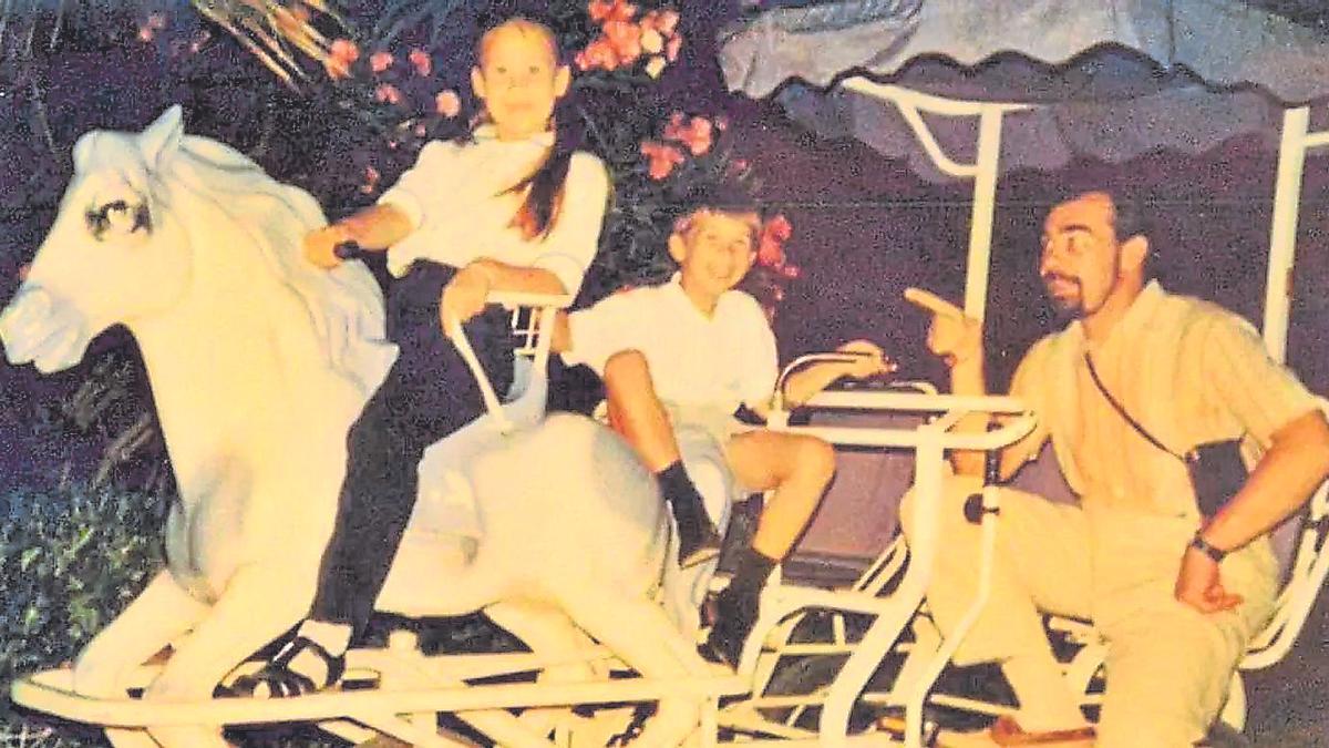 Rüdeger Peter Oyntzen señala con el índice a sus hijos Katharina y Matthias, a los que asesinó en Mallorca