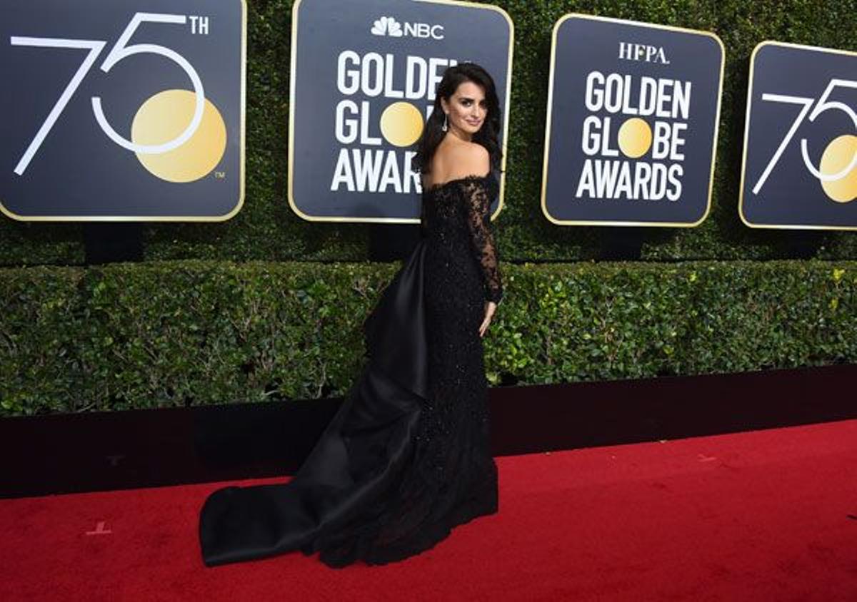 Globos de Oro 2018: Penélope Cruz, detalle de la espalda del vestido negro de Ralph and Russo