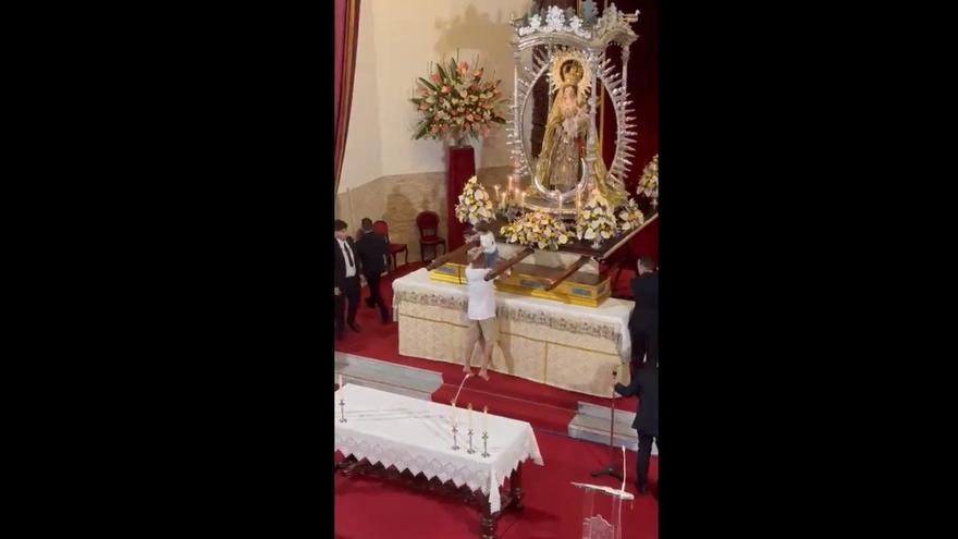 VÍDEO | Entra corrent a una església de Tenerife i deixa un nen al costat de la verge durant una missa