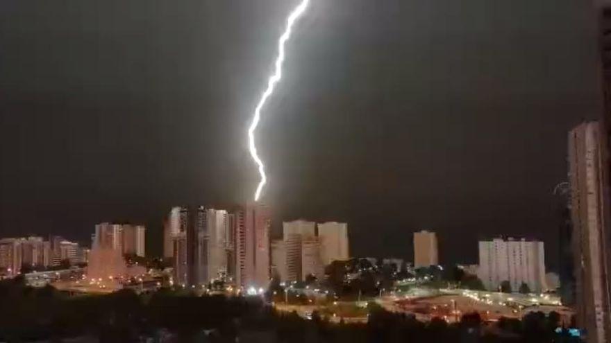 La caída de un rayo podría ser el origen de un incendio en un rascacielos de Benidorm