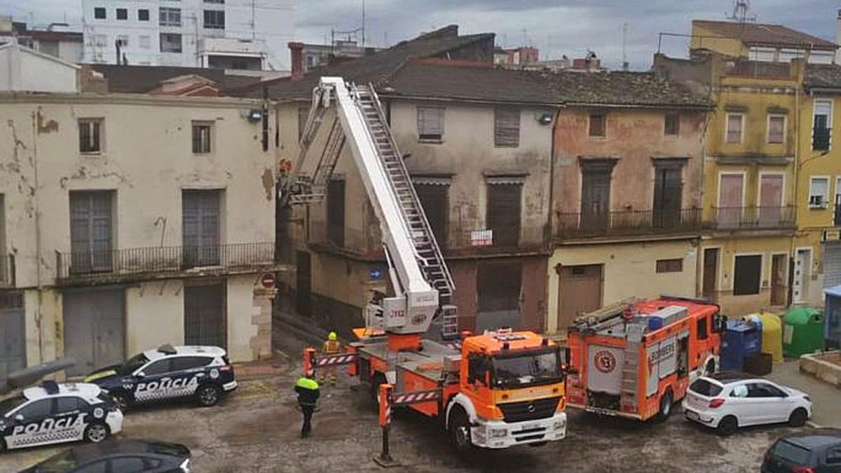 Los bomberos tuvieron que intervenir el pasado fin de semana al caer parte de la cornisa. | LEVANTE-EMV