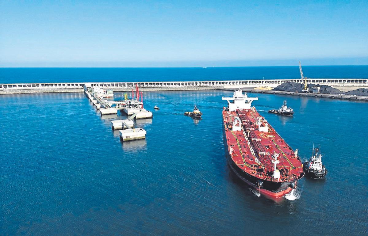 Un petrolero tras pasar por las instalaciones de Repsol en punta Langosteira.