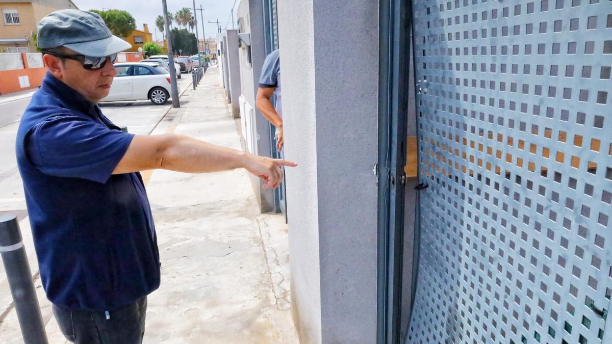 Vídeo: Los vecinos impiden que se okupen viviendas en la playa de Almassora