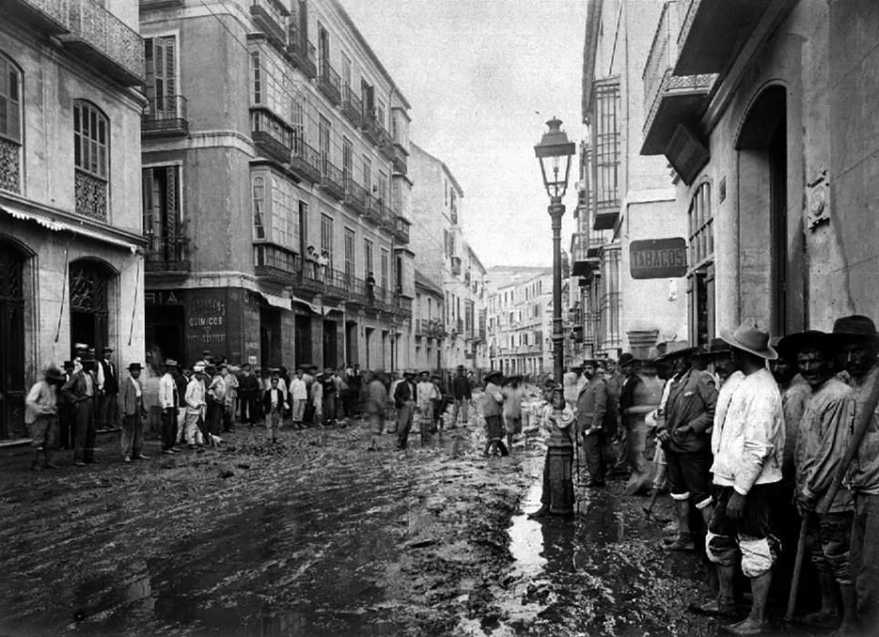 Los estragos de la ‘riá’ de 1907 en calle Torrijos (hoy, Carretería).