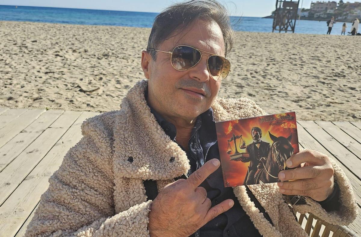 Jimmy Navas con un ejemplar del disco remasterizado de ‘El Predicador’.