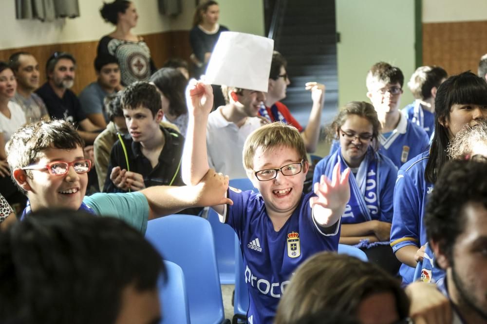 Los jugadores del Real Oviedo Valera y Vila visitan el colegio de educación especial de Latores