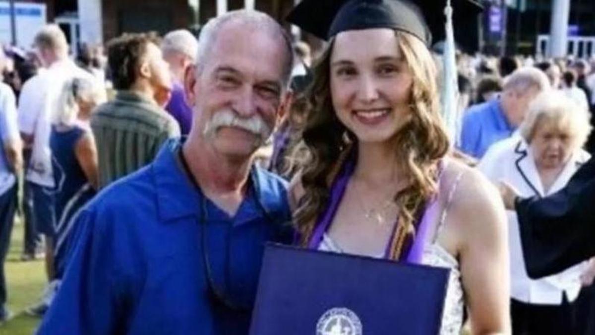 Alan Kent y Chloe en el día de su graduación. / Grand Canyon University News/captura de pantalla