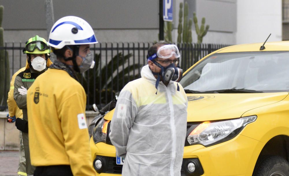 Soldados hacen mascarillas y vigilan Murcia.