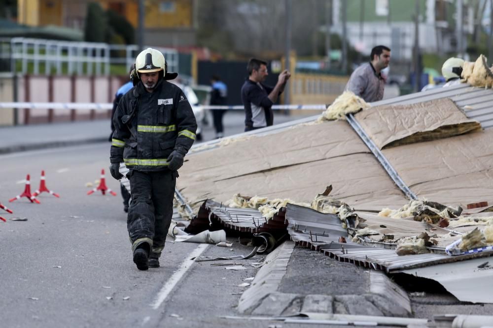 El viento derriba la cubierta de una nave en Avilés que aplasta media docena de coches