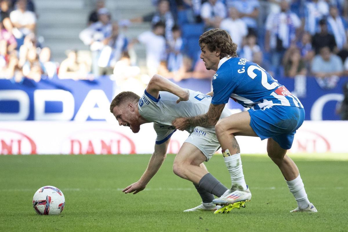 Carlos Vicente, jugador del Alavés, disputa un balón con Carlos Romero, del Espanyol.