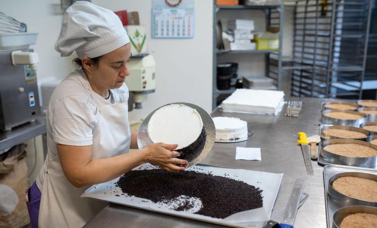 Una trabajadora elabora una tarta. | Emilio Fraile