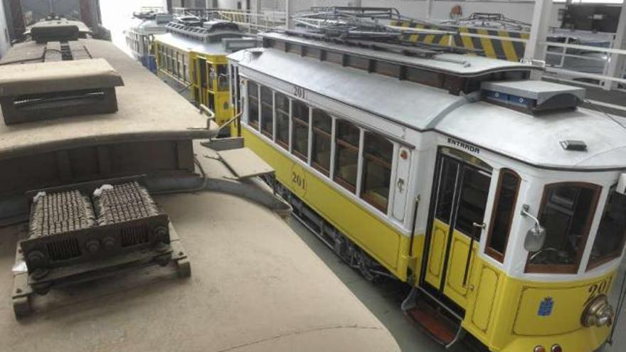 Tranvías aparcados, ayer, en la nave de cocheras. / víctor echave