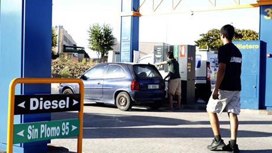 Abre la gasolinera de Ronda con el rechazo de los vecinos, que dudan de su seguridad