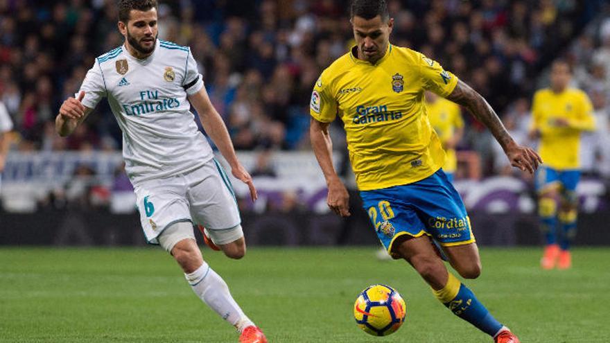 Vitolo controla el esférico ante Nacho, en el Bernabéu.