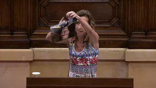 Estrada rompe una foto de Felipe VI en el Parlamento durante una moción del PPC sobre la "debilidad" del Estado en Cataluña