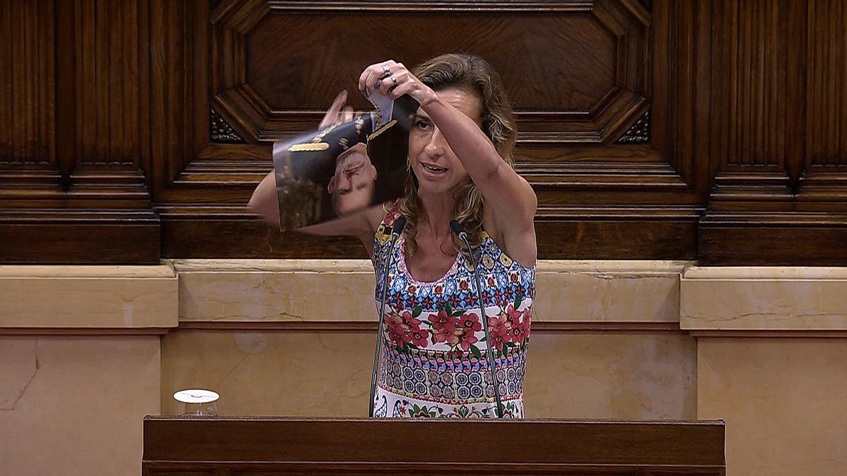La diputada de la CUP Laia Estrada trenca una fotografia del rei Felip VI durant una intervenció al Parlament