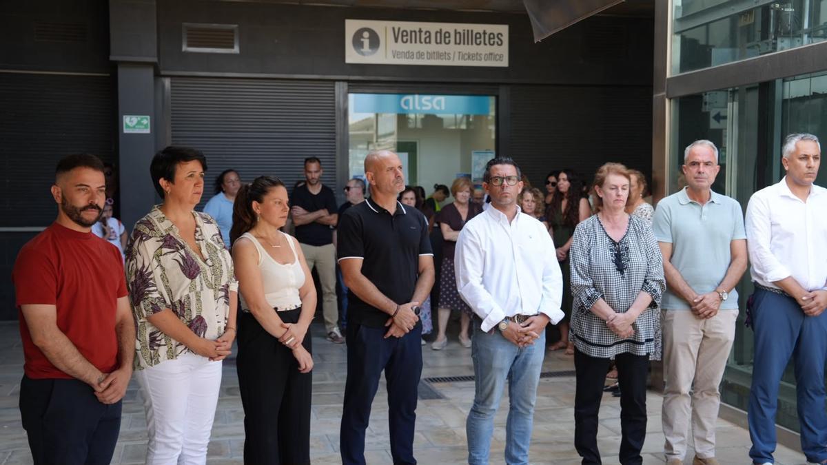 Representantes del Ayuntamiento de Ibiza en Cetis durante el minuto de silencio.