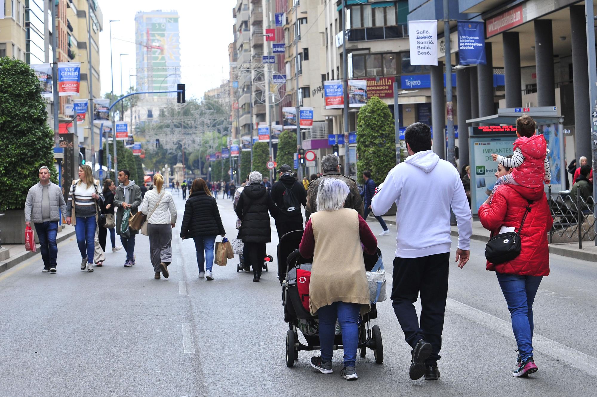 Alicantinos disfrutan de las rebajas en Maissonave